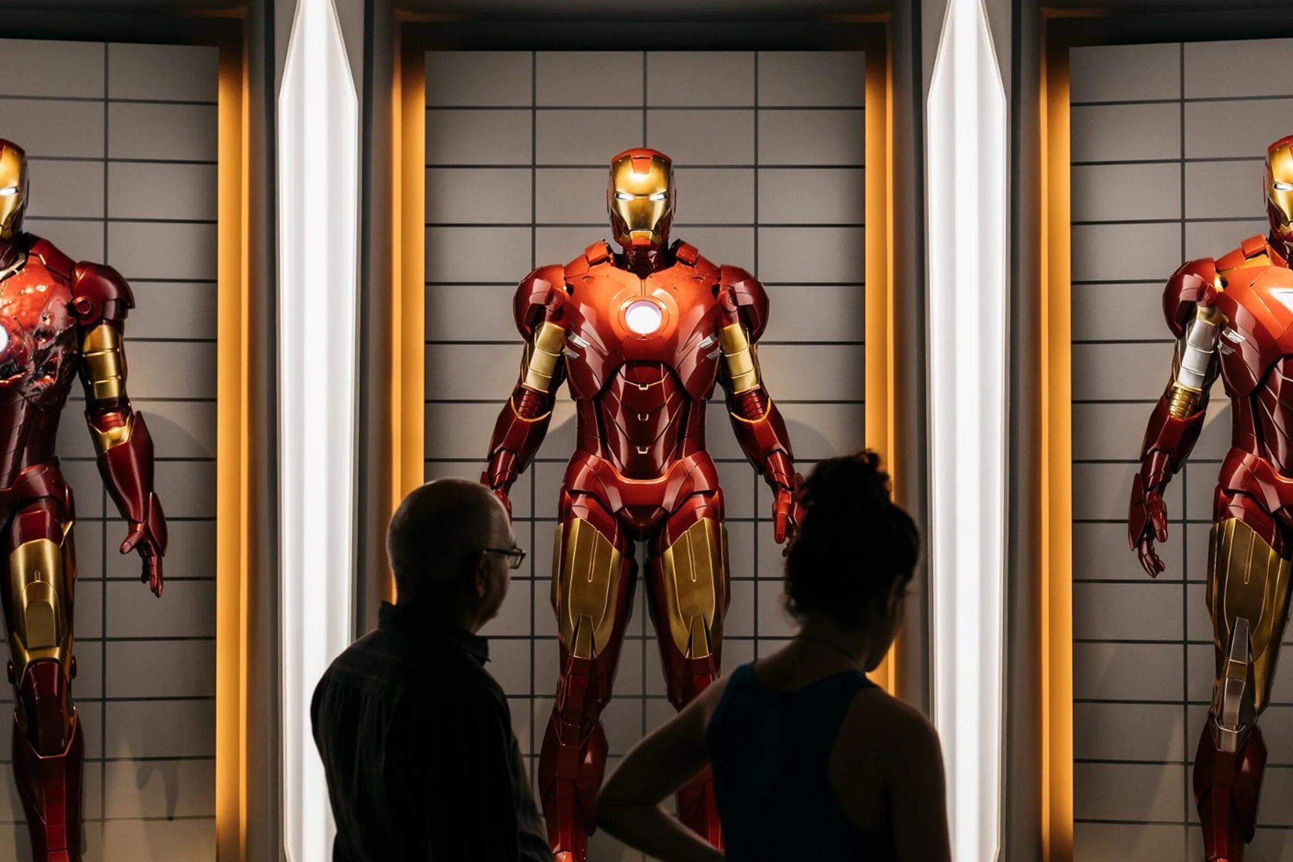 выставка марвел 2018 году. выставка марвел. выставка марвел. музей марвел в америке. мстители война бесконечности обложка фильма.