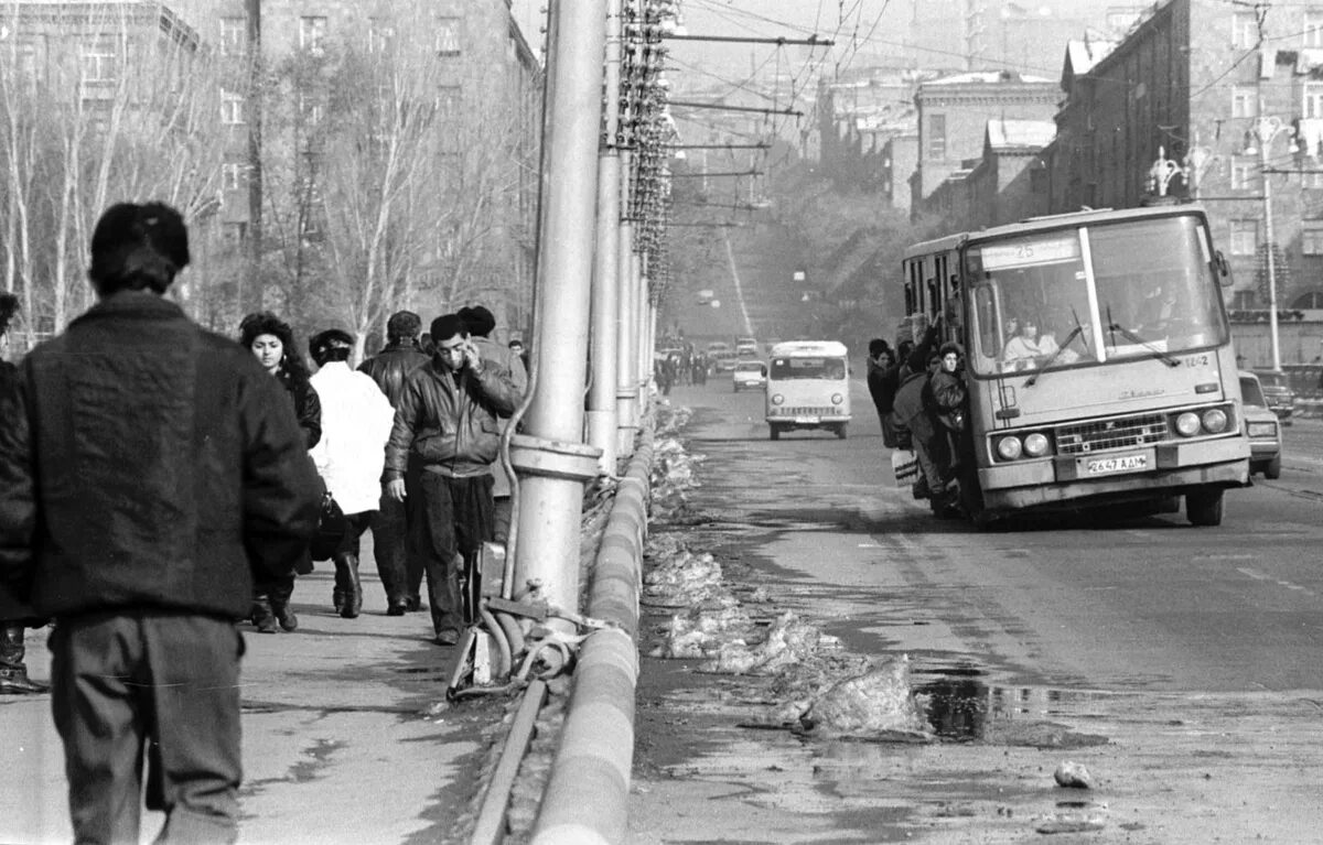 Землетрясение в армении в 1988. Ереван 90-е. Армения 90 годы. Свадьба 90-х. Темные годы в армении.