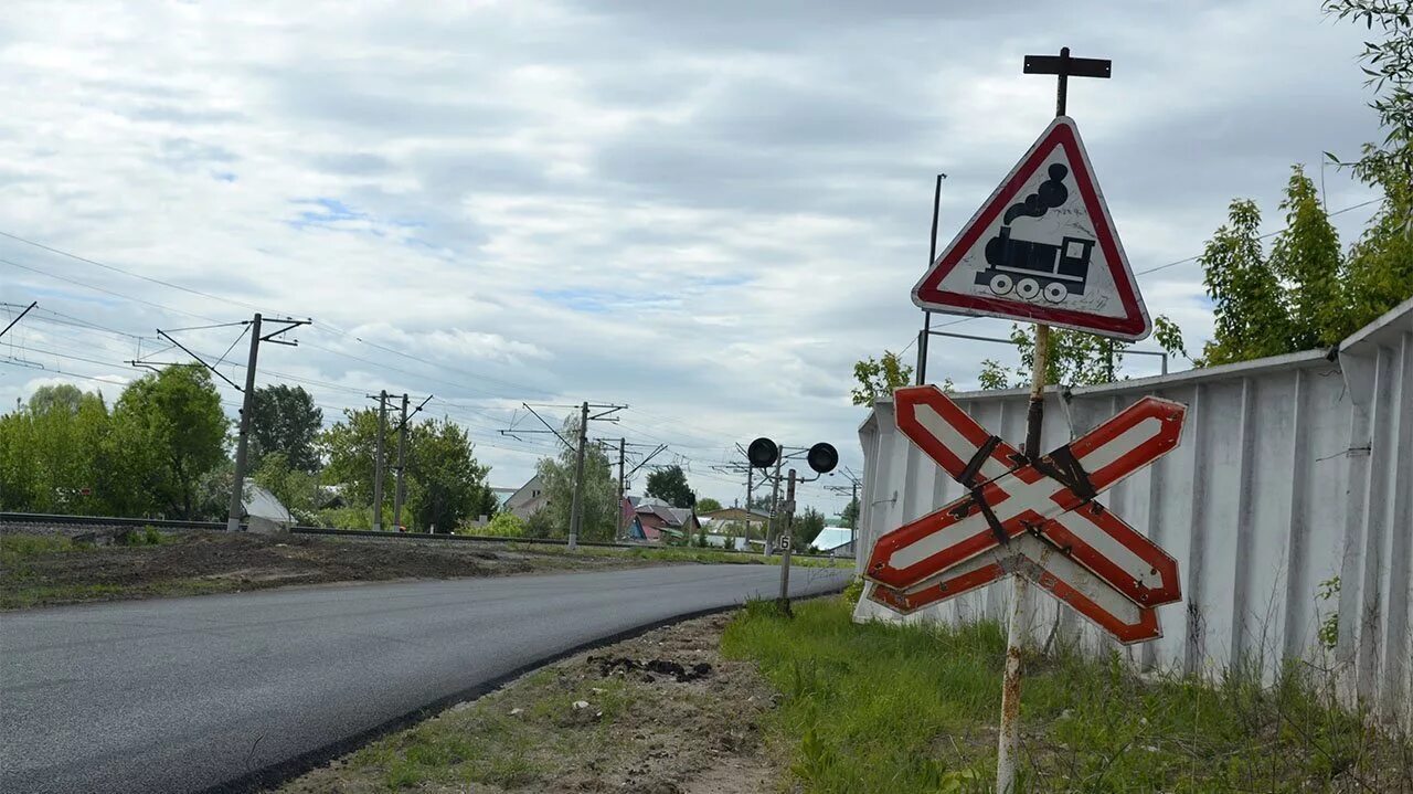 Железные дорожные знаки. Железнодорожный переезд. Нерегулируемый Железнодорожный переезд. Знак нерегулируемый Железнодорожный. ЖД переезд нерегулируемый.