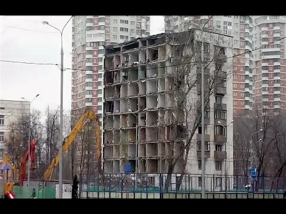 Дом два снесли. Снос 9 этажки в москве. ii-18/9 снос. 5 этажки снос. в москве сносят 9 этажные дома.