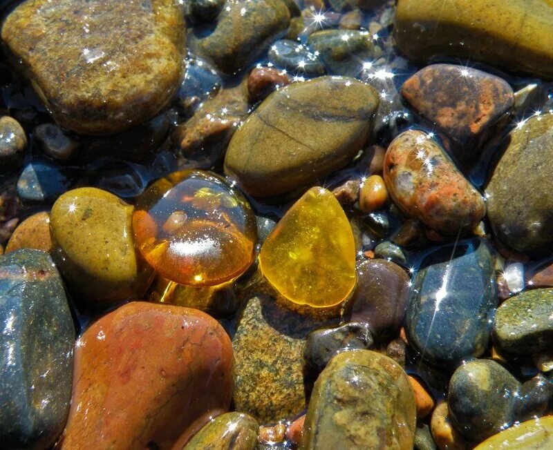 Яшма речная. Необычные морские камни. Морской изумруд черного моря. Ценные речные камни. Какой камень лежит в воде.