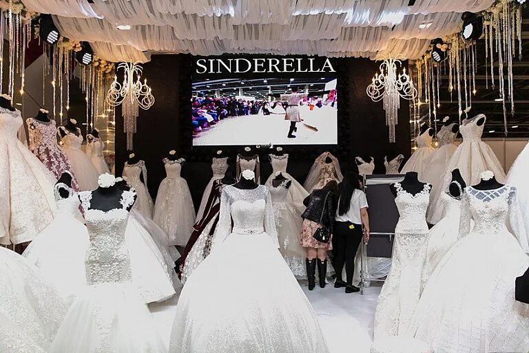 Выставка свадебных платьев. Выставочный свадебный салон. свадебная выставка фото. свадебный салон ростов.