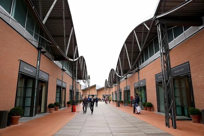 Аутлет флоренция. The mall outlet флоренция. the mall италия аутлет. аутлет молл ереван. бибионе италия торговый центр аутлет.
