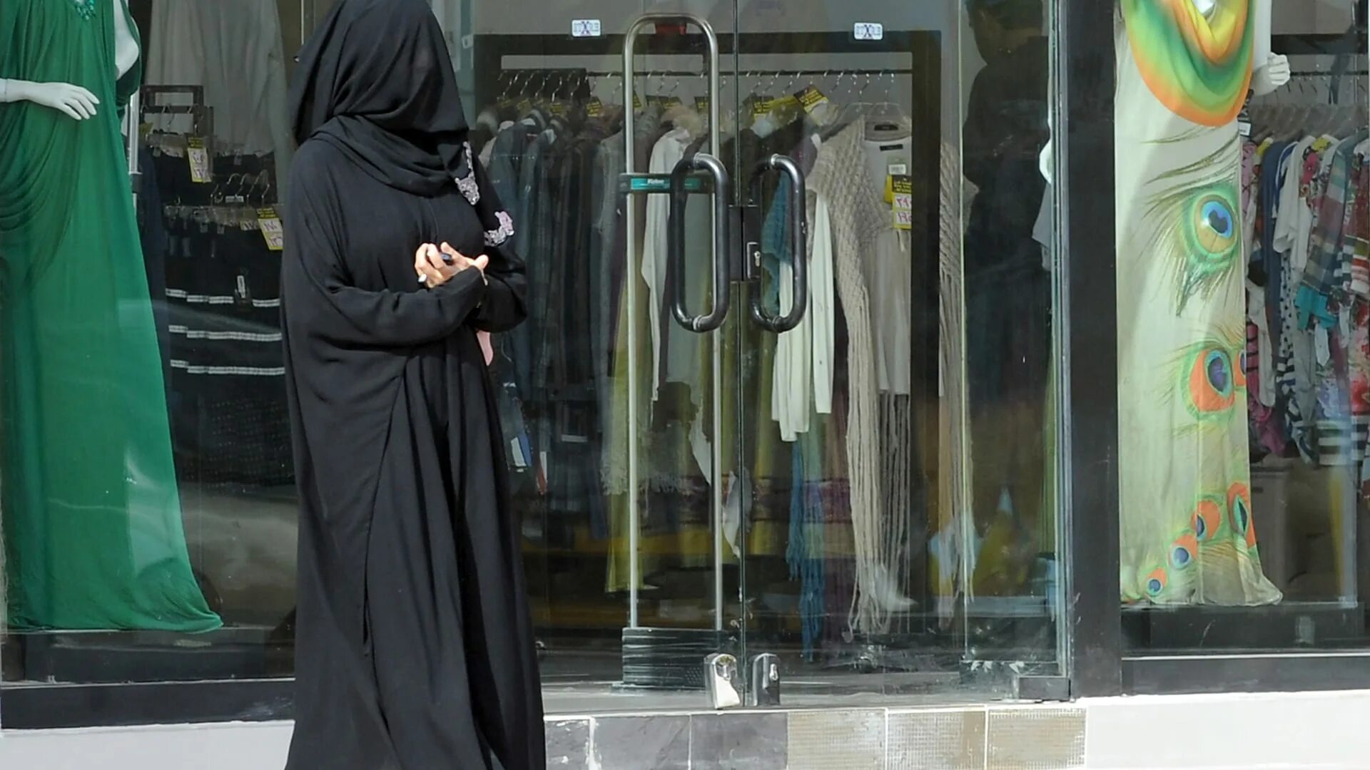 Мусульманская зовут. Исламский магазин. Мусульманка на рынке. Ближний мусульманский магазин. Женская одежда для мусульманок на рынке.