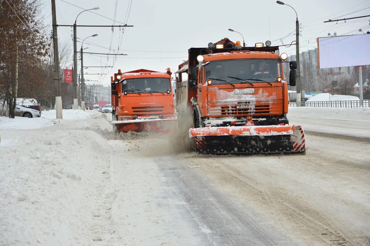 Наличие снега на дорогах. Уборка дорог. Очистка дорог от снега. Снегоуборочная техника для дорог. Снегоуборочная машина на дороге.