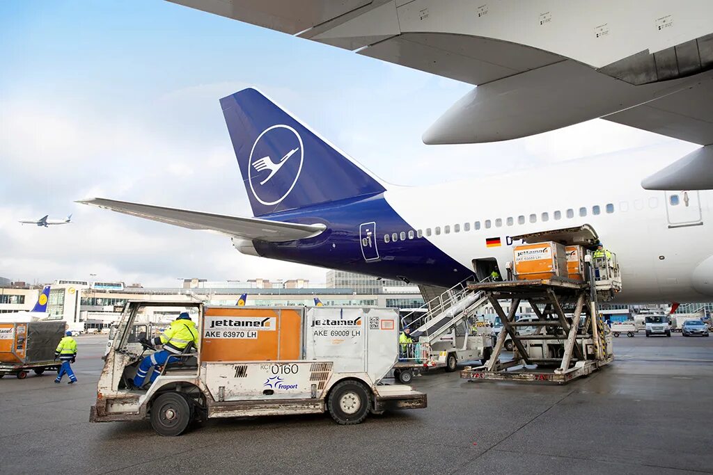 Наземное обслуживание воздушного судна. Самолет люфтганза. lufthansa cargo ag. наземное обслуживание воздушных судов. lufthansa cargo.