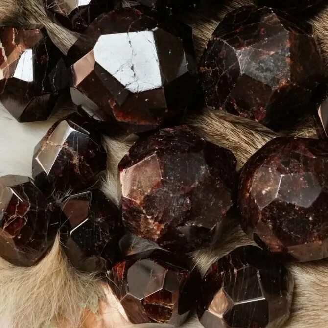 минерал коричневого цвета. турмалин дравит. дымчатый топаз необработанный. спессартин гранат галтовка. минерал коричневого цвета.