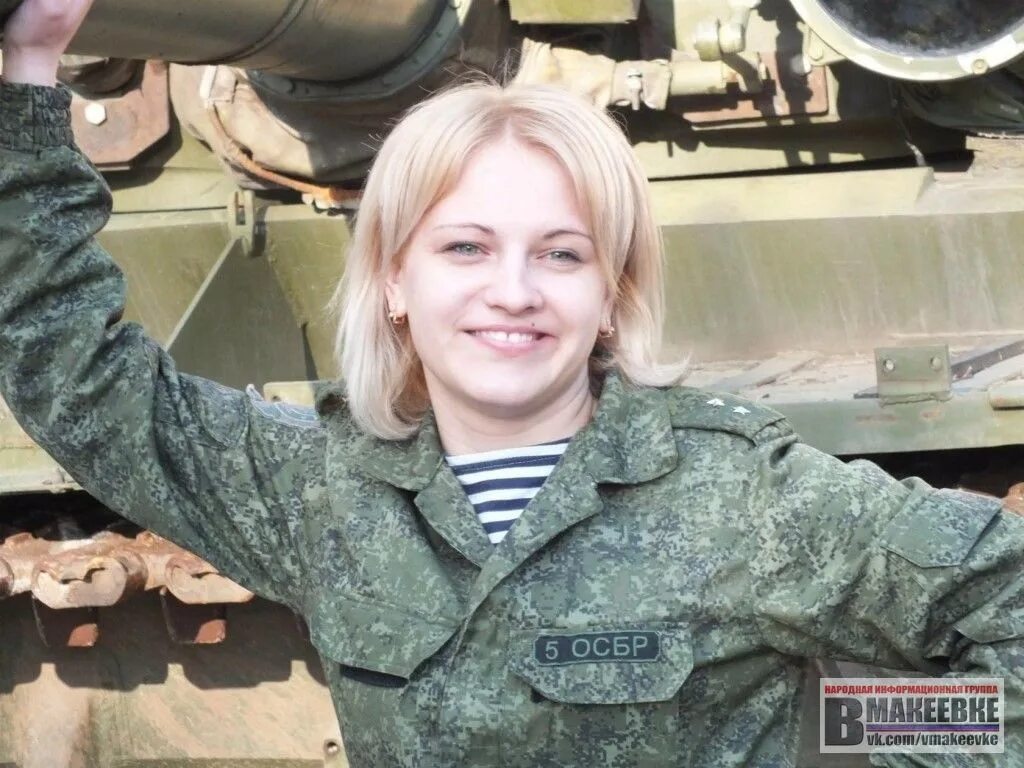 Дамы в донецке. Девушка и ополченец. Женщины за 50 донецкая обл. Фотострана девушки. Знакомство с телефонами без регистрации днр.