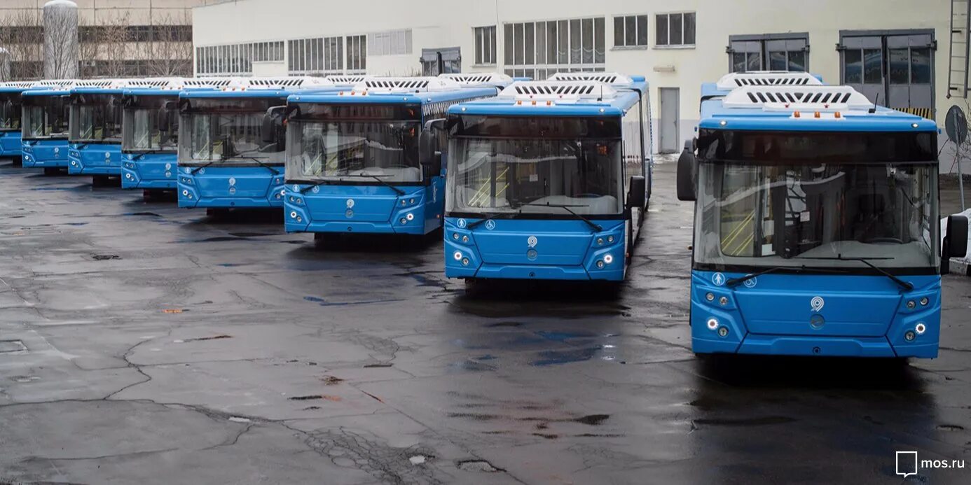 Автобусный парк. Городской пассажирский транспорт. Автобус Москва. Московский автобус.