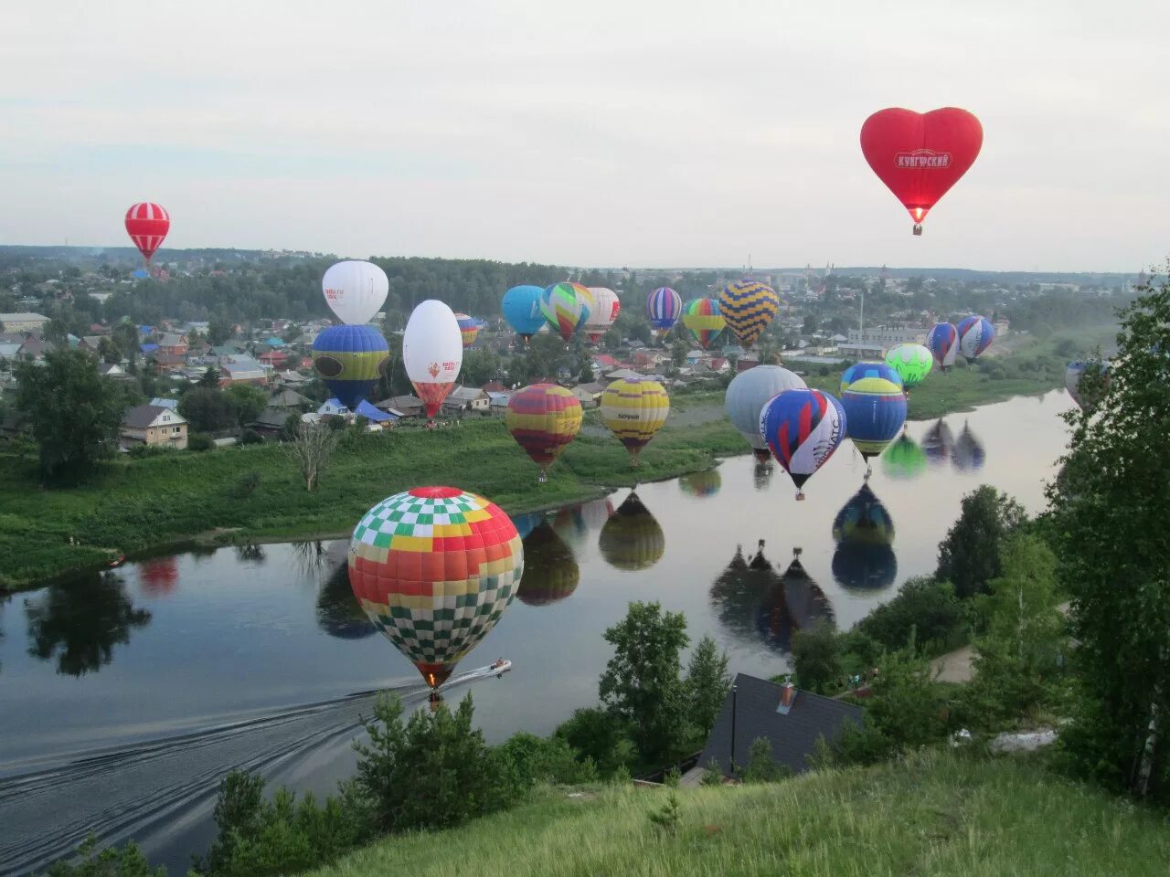 Воздушные шары кунгур 2024. Фестиваль воздухоплавания в Кунгуре. Кунгур воздушная ярмарка Кунгурский шар. Фестиваль воздухоплавания «Небесная ярмарка Урала». Небесная ярмарка Кунгур.