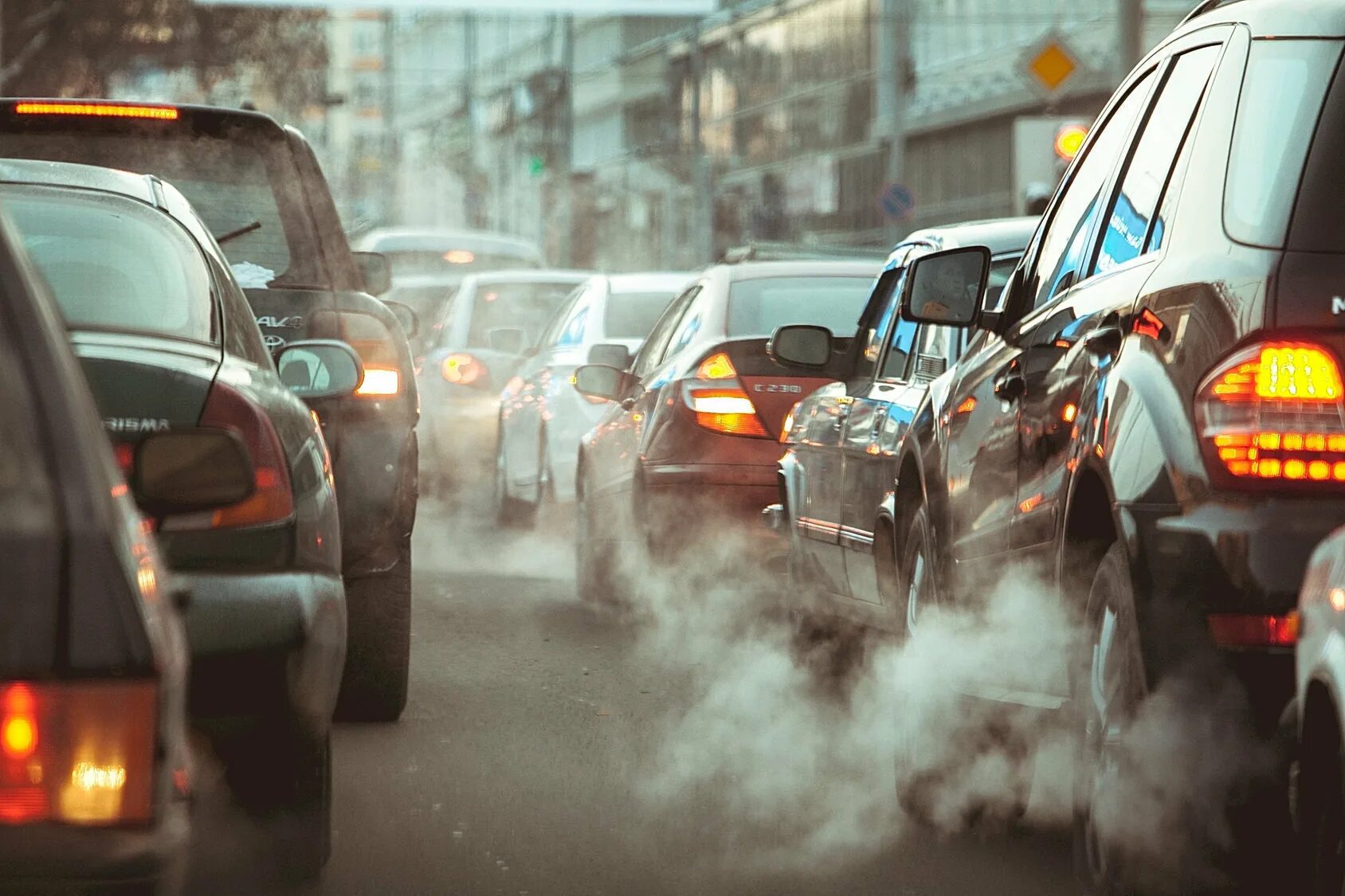 Воздух с улицы в машине. Загрязнение автомобилями. Загрязнение автотранспортом. Автомобильные выхлопы. Загрязнение воздуха автомобилями.
