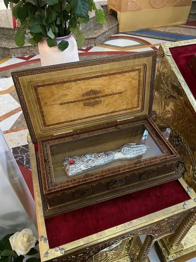 Церковь мощи спиридона тримифунтского. Церковь мощи спиридона тримифунтского. Святитель спиридон тримифунтский мощи тапочки. Церковь мощи спиридона тримифунтского. Мощи святого спиридона тримифунтского.