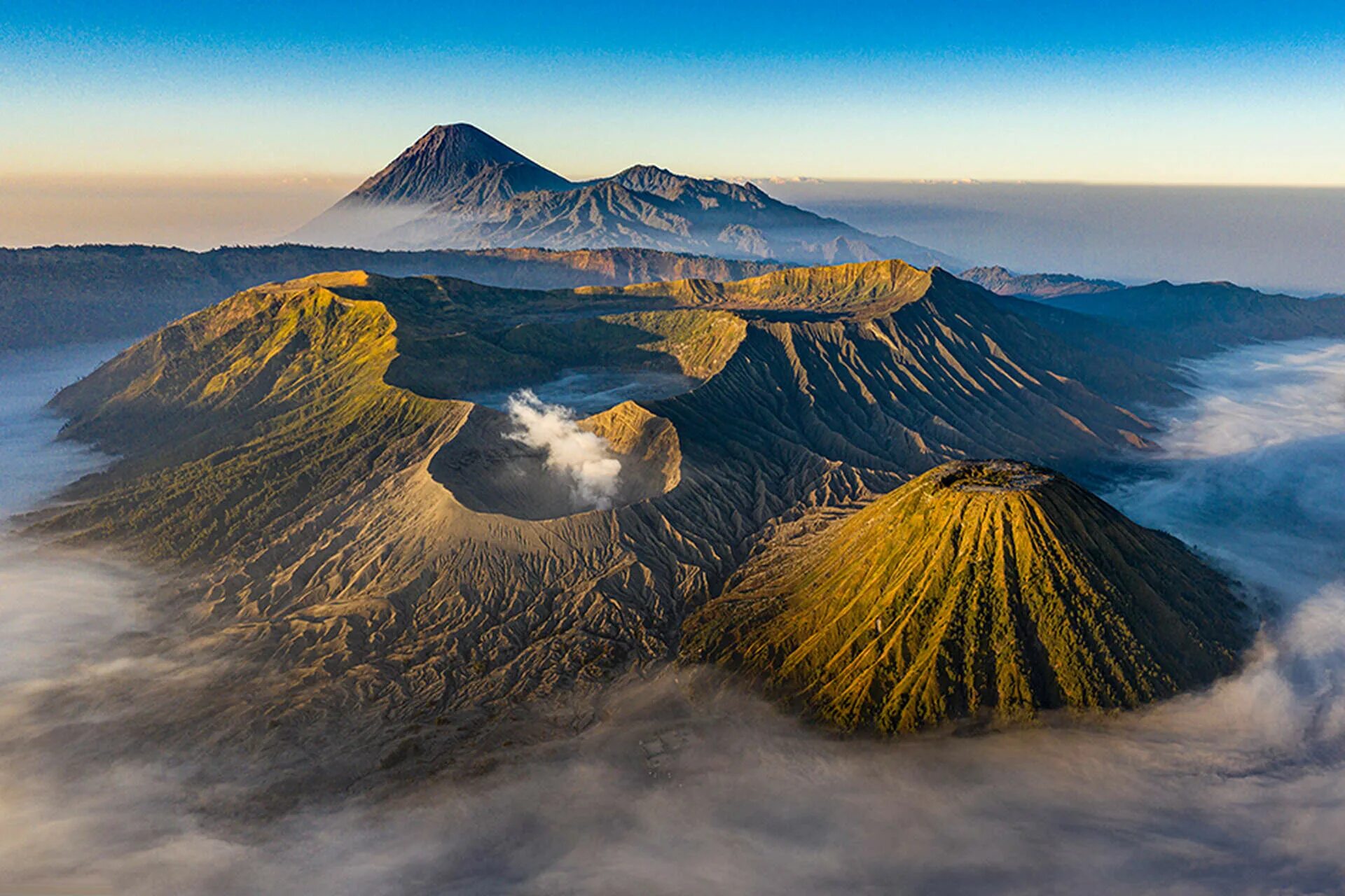 Гора Бромо Индонезия. Вулкан Бромо. Вулкан Бромо в Индонезии. Национальный парк «Бромо-Тенгер-семеру» - Индонезия.