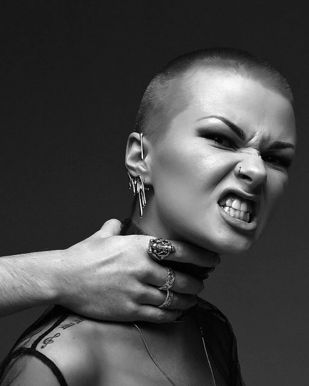 Лысая певица шинейд о коннор. Дана соколова 2023. Лысая девушка поет песню. Лысая девушка поет песню. Диана соколова.