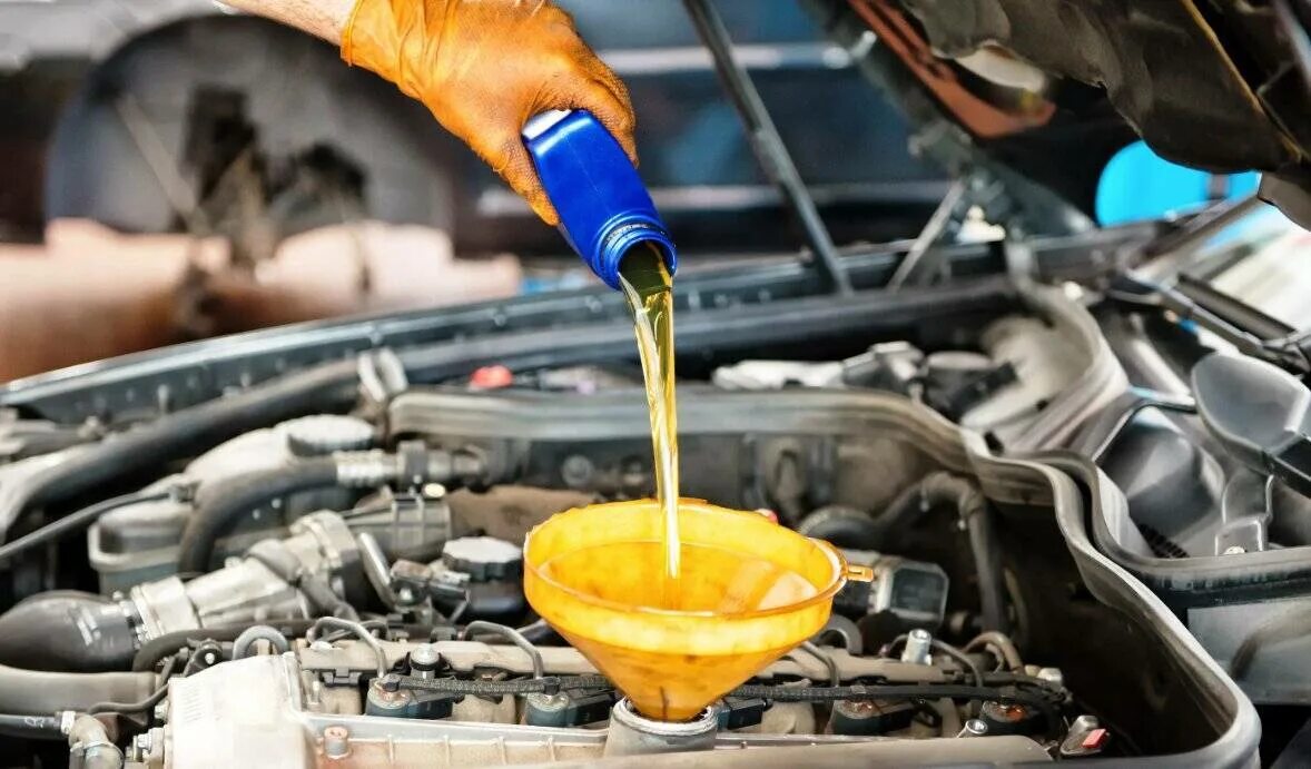 Доливка масла в двигатель. Моторное масло. Доливка масла портер 1. Масло для двигателя. Машинное масло.