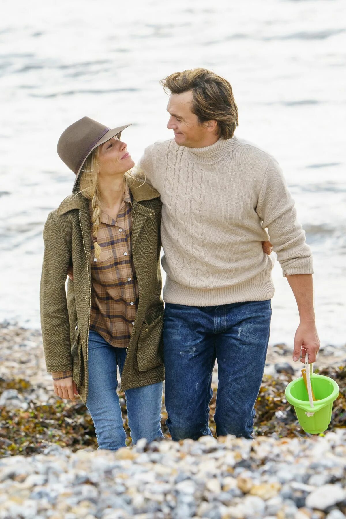 Сиенна миллер анатомия скандала. Сиенна миллер 2023. Сиена миллер папарацци. Мишель докери муж и сын. Скандал сиенна.