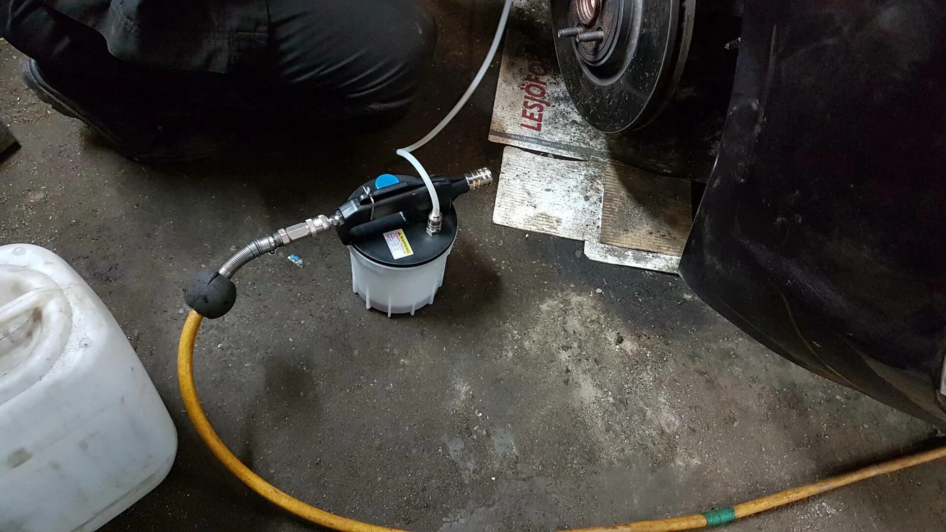 Вакуумная прокачка тормозов. Гидравлический насос для прокачки тормозов с абс. Ats-4008 бачок с пневмооткачкой/закачкой масла и тех жидкостей. Прокачка тормозной системы вакуумом. Насос для откачки тормозной жидкости.