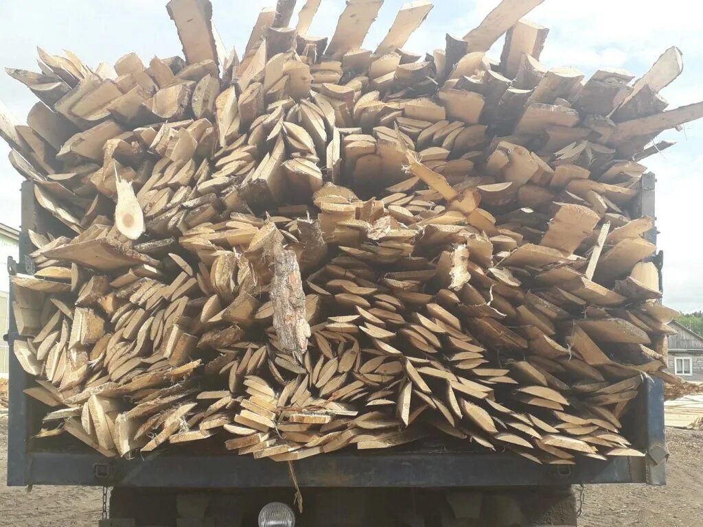 Горбыль неокоренный. 2 куба горбыля. Сколько горбыля. Горбыль хвойных пород дровяной. Горбыль хвойный.