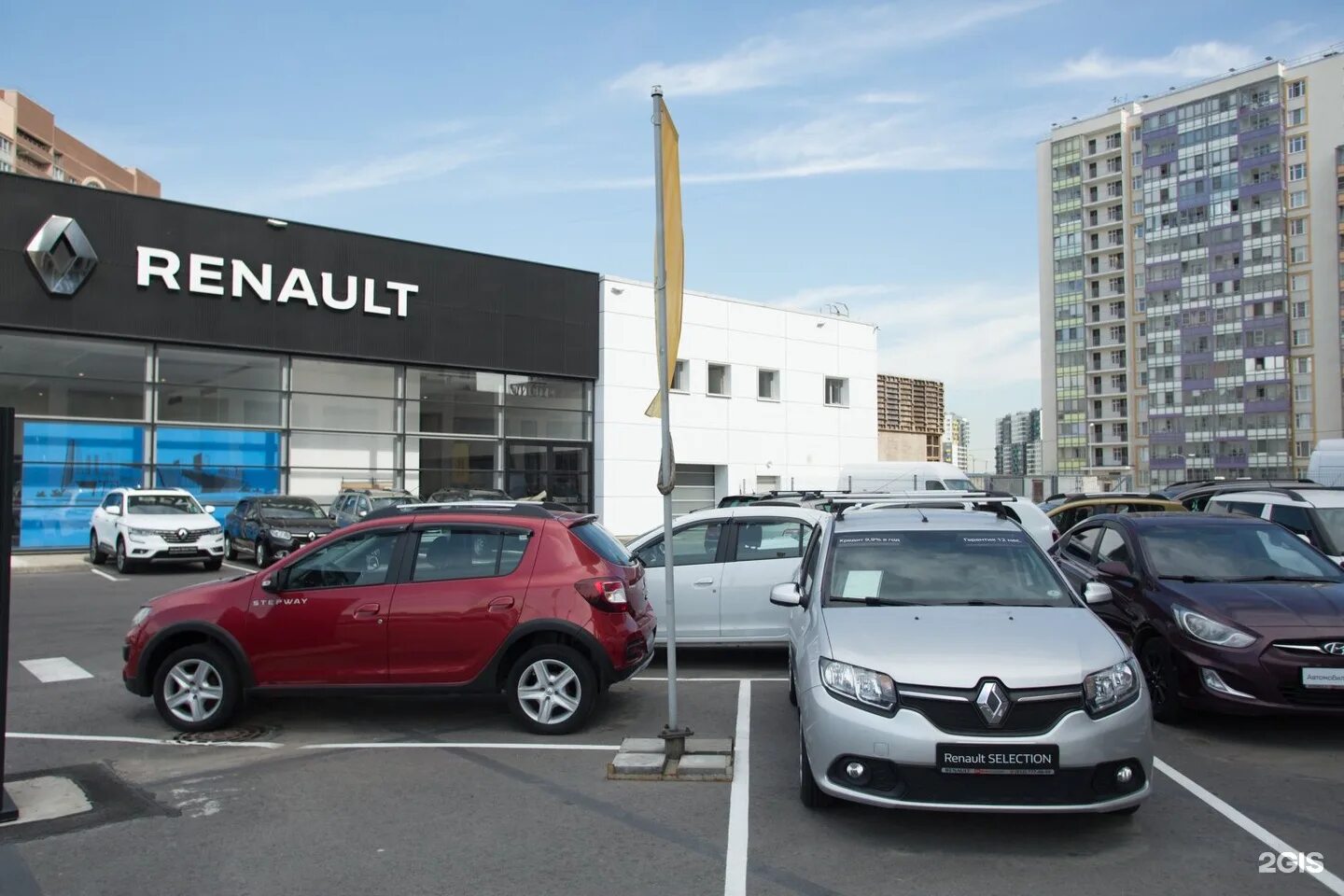 Renault санкт петербург. Автосалон Рено в СПБ. Автопродикс Рено. Автосалоны на Дальневосточном.