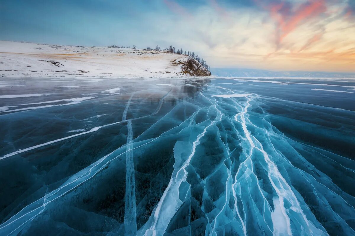 Сколько лед на байкале. Байкал глубокое озеро. Озеро Байкал лед. Байкал зимой. Красивый лед.