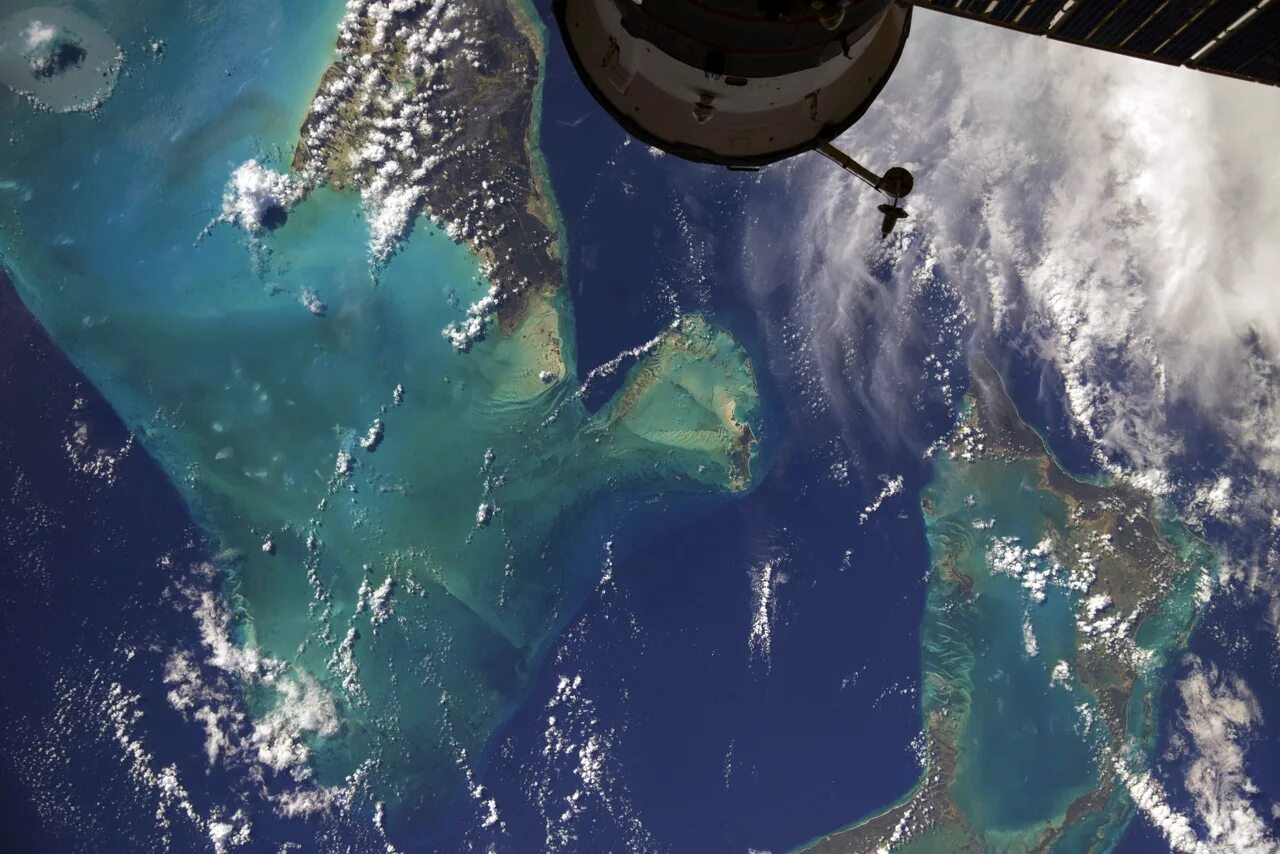 Океан в реальном времени. Реальные снимки земли из космоса. Реальный снимок земли из космоса. Космос земля Спутник. Карибское море из космоса.