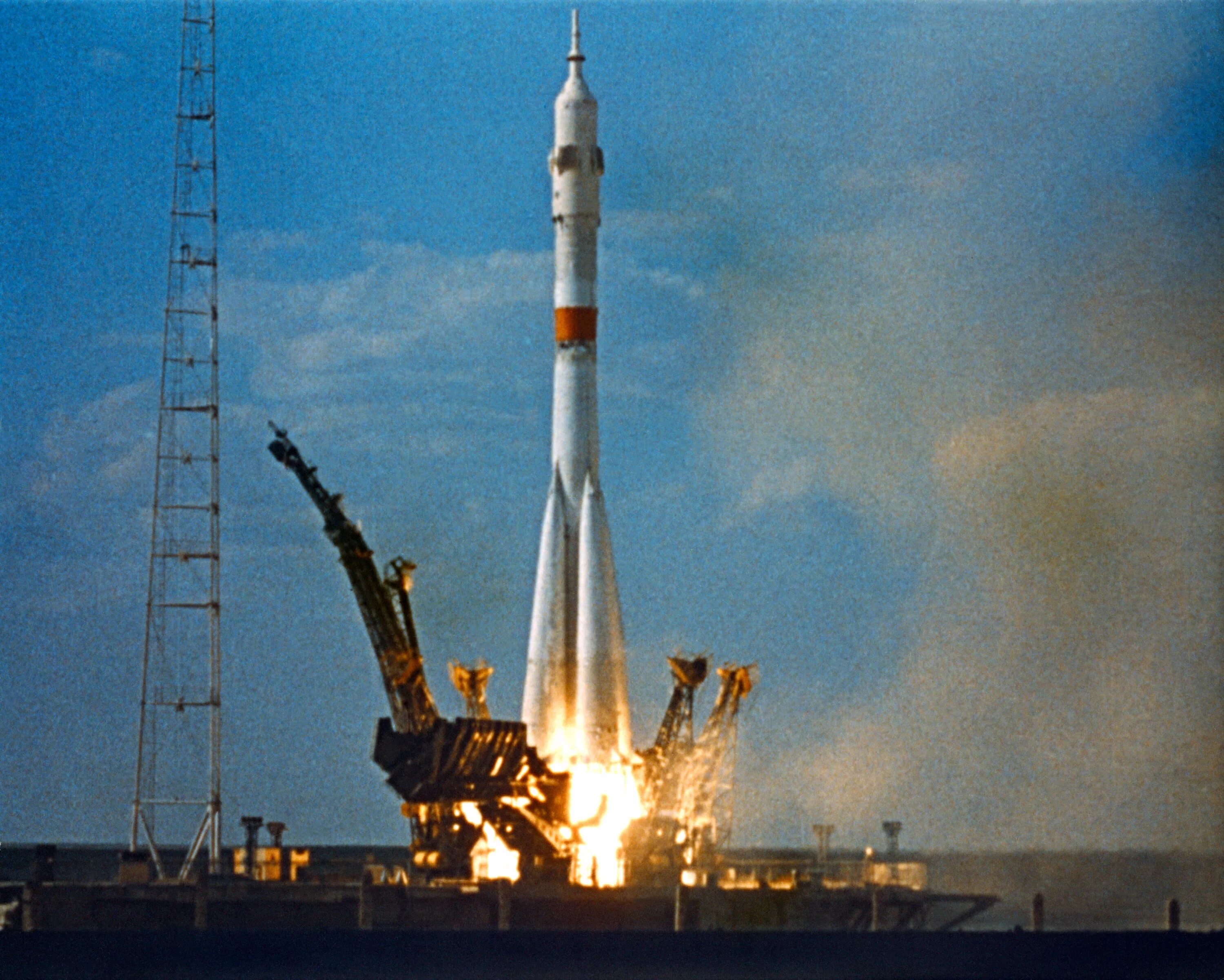 космический корабль восток юрия гагарина 1961. космодром байконур восток 1. Falcon 9. первые запуски ракет в космос. 1.