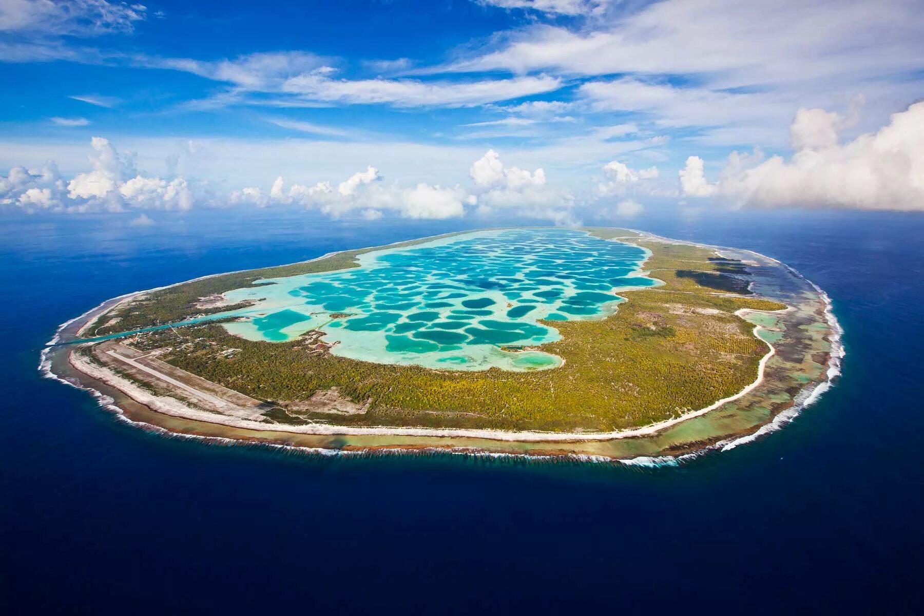 Juizy island. Архипелаг Туамоту..Полинезия. Архипелаг Туамоту острова россиян. Остров Атолл Рангироа. Коралловый остров Туамоту.