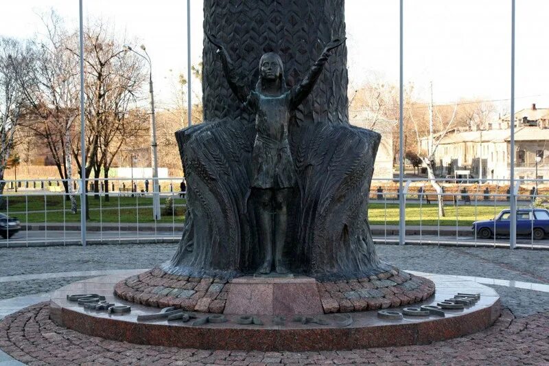 Площади розы люксембург. Памятник в Харькове независимости в хорошем качестве. Памятник детям в Харькове. Памятник Википедии. Памятник Розе Люксембург.