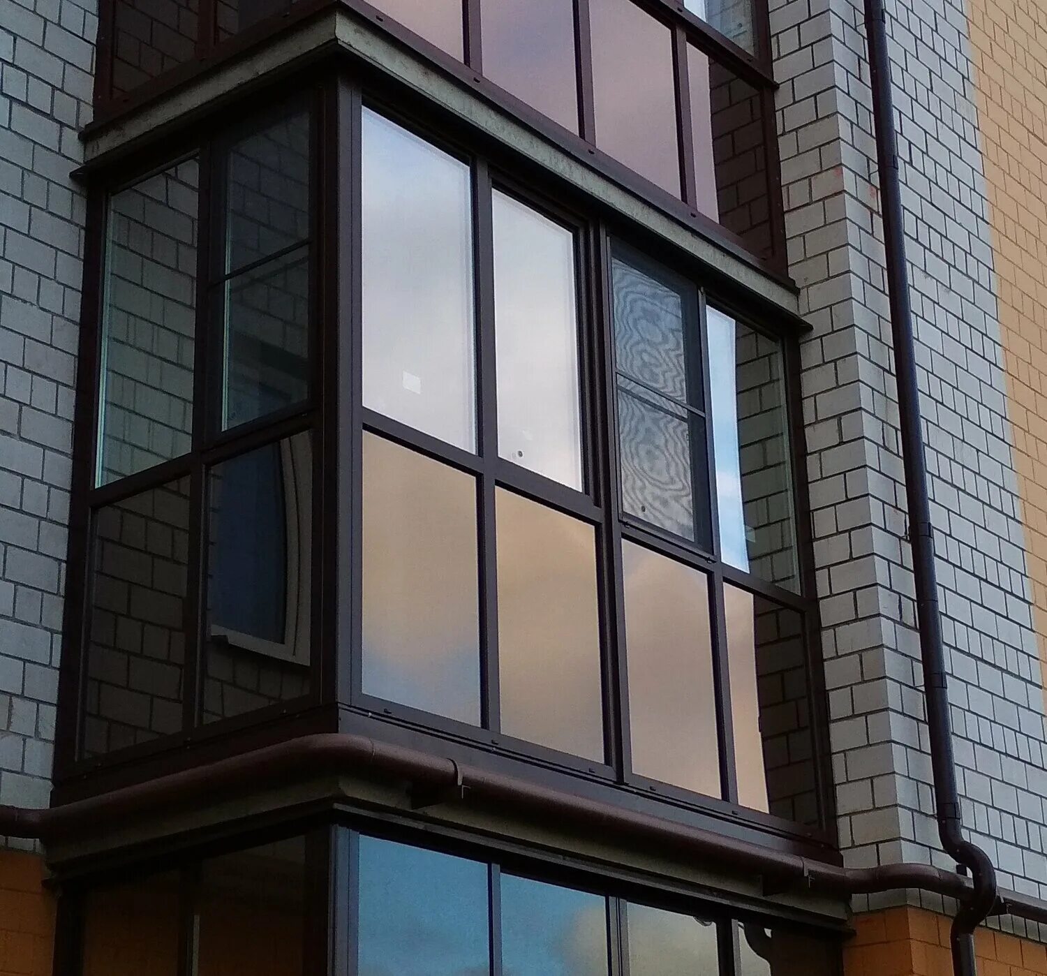 Коричневый балкон ПВХ. Тонирование окон на балконе. Балконы стеклопакеты тонированные. Французский балкон коричневый.