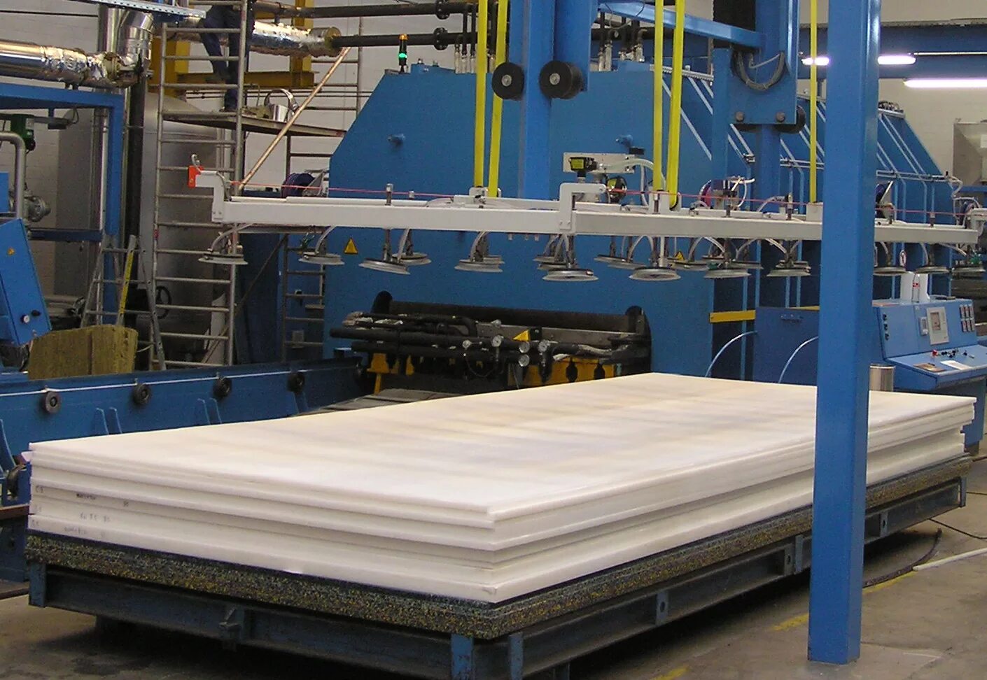 Гидравлический пресс 1до334. Производство дсп. Вакуумное формование пластика. Матрица для штамповки прутка д32. Plastic profile extrusion tiles.