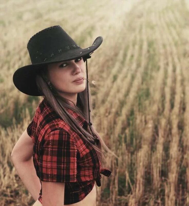 Песня улыбка поет девушка. Девушка в наушниках. Песня улыбка поет девушка. Девушка с микрофоном. Девушка поет.