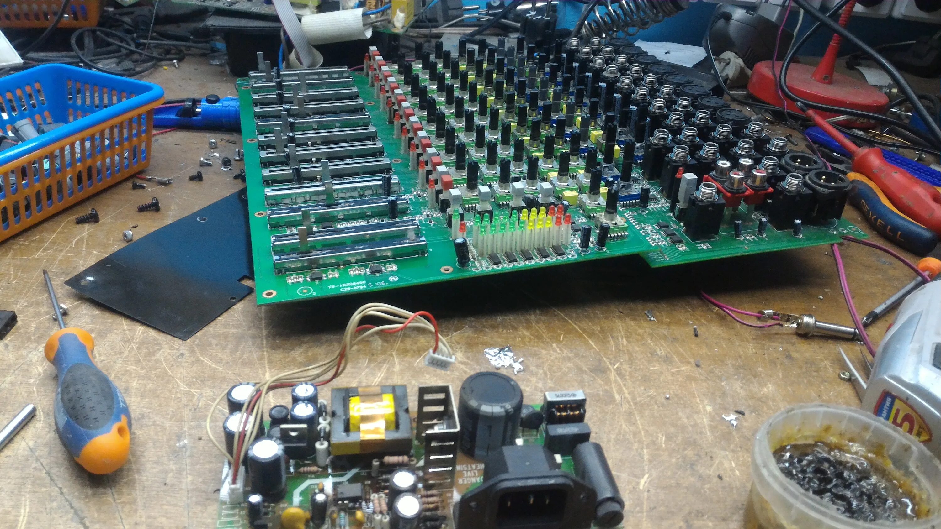 Ремонт аудио видеотехники. Аудио колонки и динамики. Разбитый микшерский пульт. Реставрация звука. Ремонт электроники.