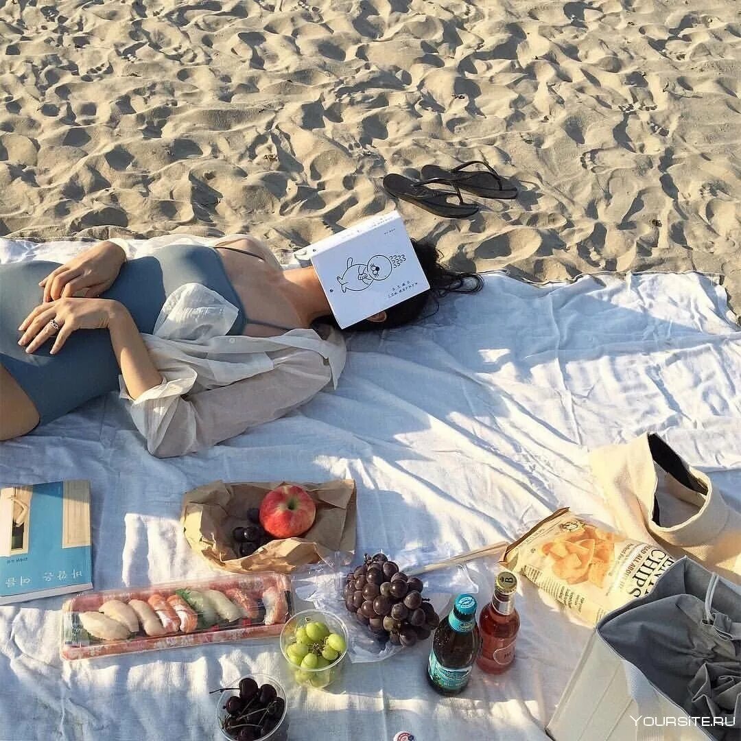 Заболел после моря. Девушка отдыхает. Лето пляж. Пикник на пляже. Отпуск у моря.