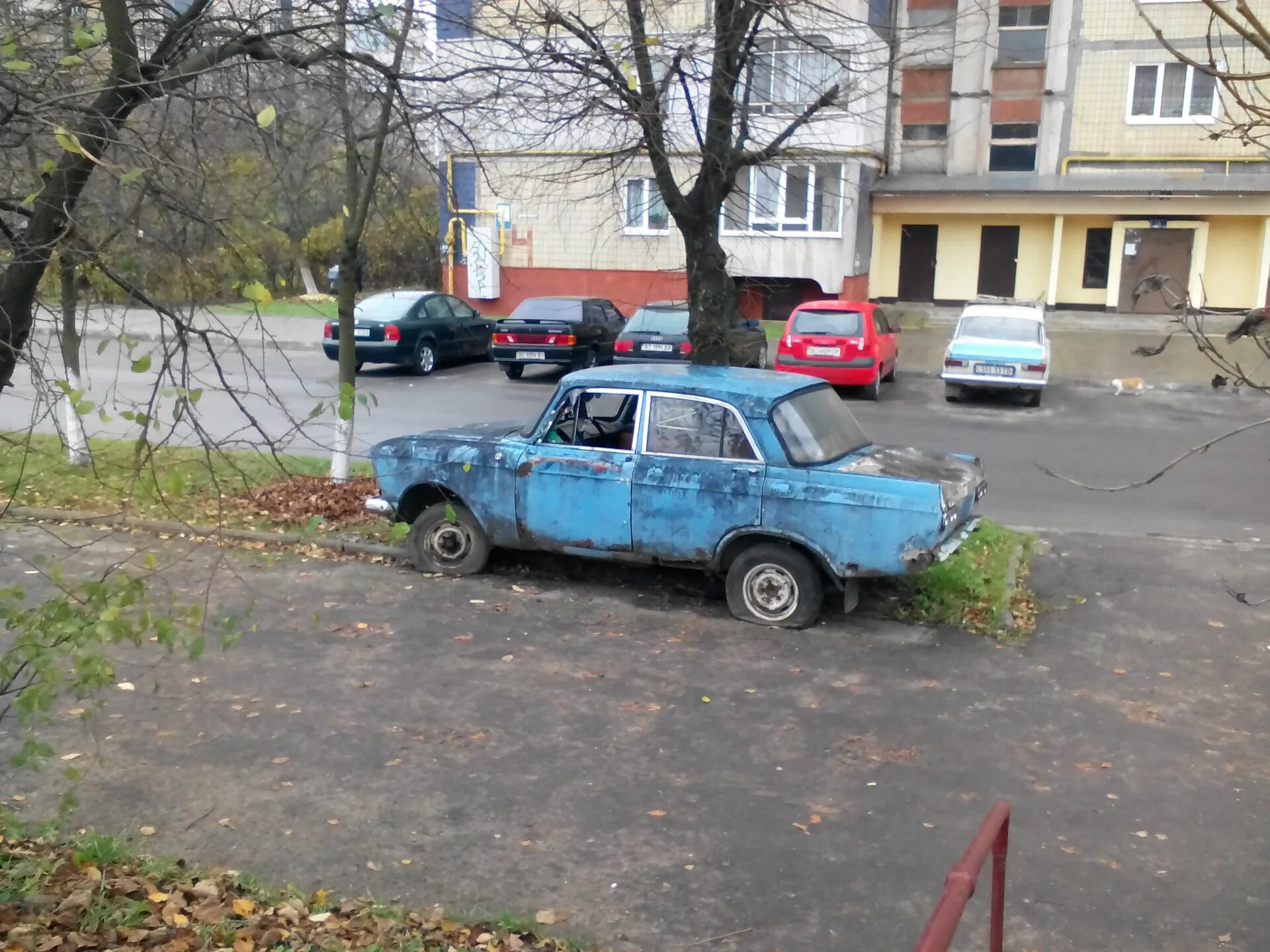 Брошенный автомобиль во дворе. Заброшенная машина во дворе. Бесхозный автомобиль. АВТОХЛАМ во дворе.