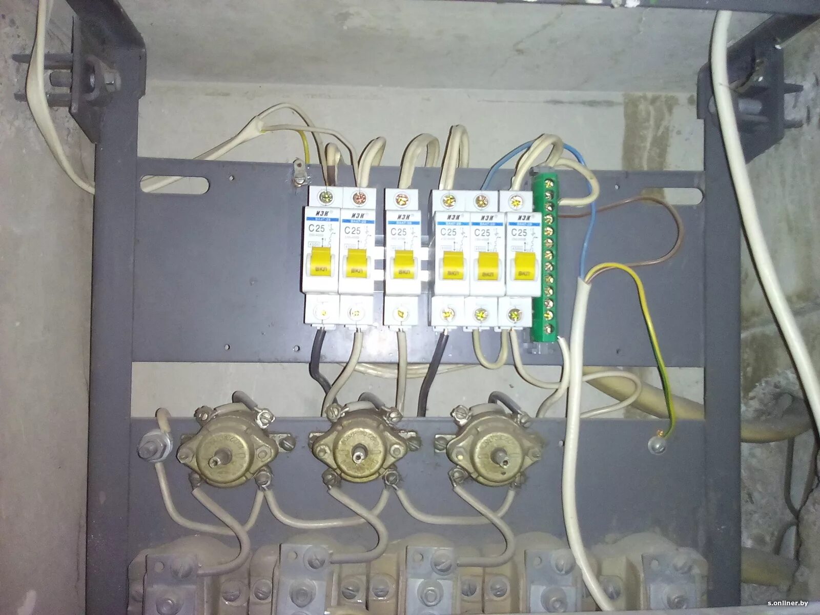 Узо в подъездном щите. Автомат в щитке в подъезде. Электрощиток с автоматами. Автомат в щитке в подъезде. Автомат в электрощитке.