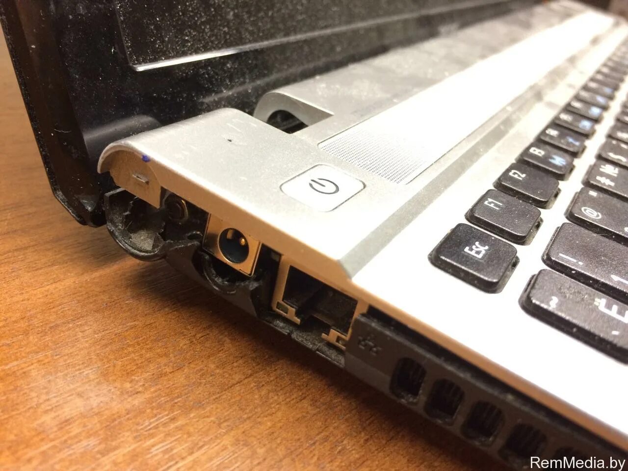 отремонтировать корпус ноутбука. восстановление корпуса ноутбука. сломалась петля на ноутбуке. сломанные петли ноутбука. разобранный ноутбук.