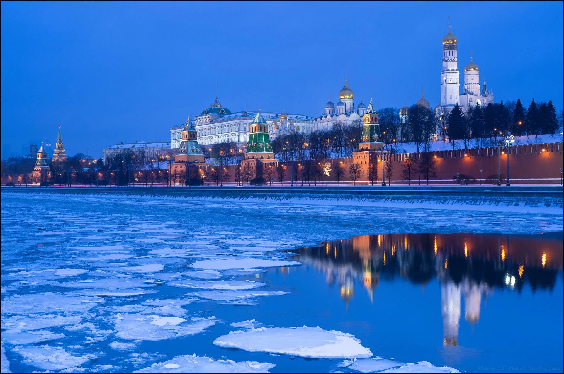 Московский Кремль. Красивая Россия. Россия картинки. Москва река зимой.