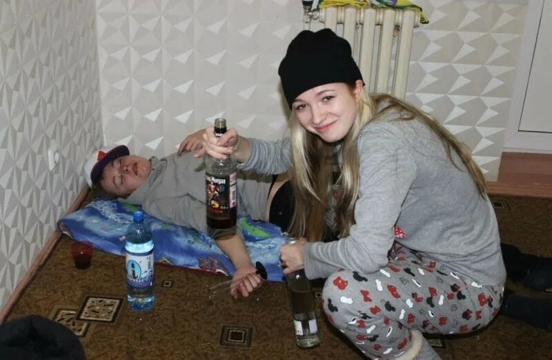 Деревня пьяные девки. Сельские гопники. Деревня пьяные девки. Сельские пьяные женщины. Сельские девушки пьяные.