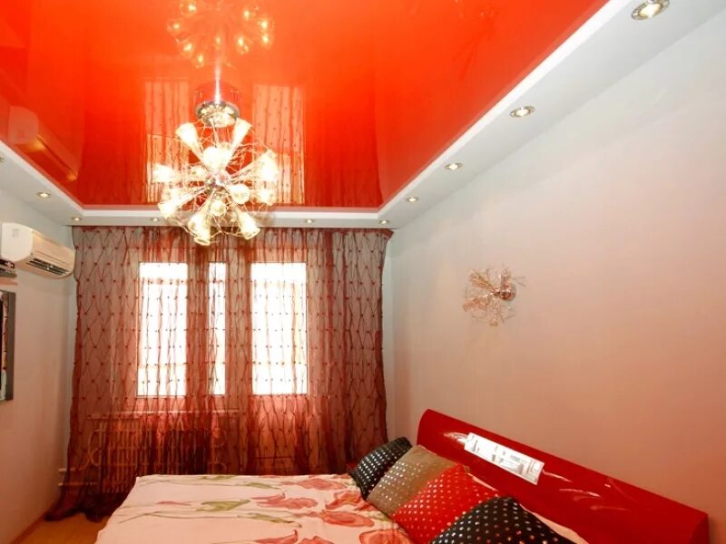 Саранск глянцевый потолок. Потолок в спальне. Натяжной потолок в спальне. Глянцевый потолок в спальне. Красный натяжной потолок.