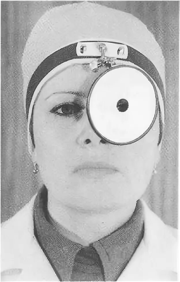Советские лор врач. Рефлектор лобный. Прибор на голове у окулиста. Приборы у глазного врача.