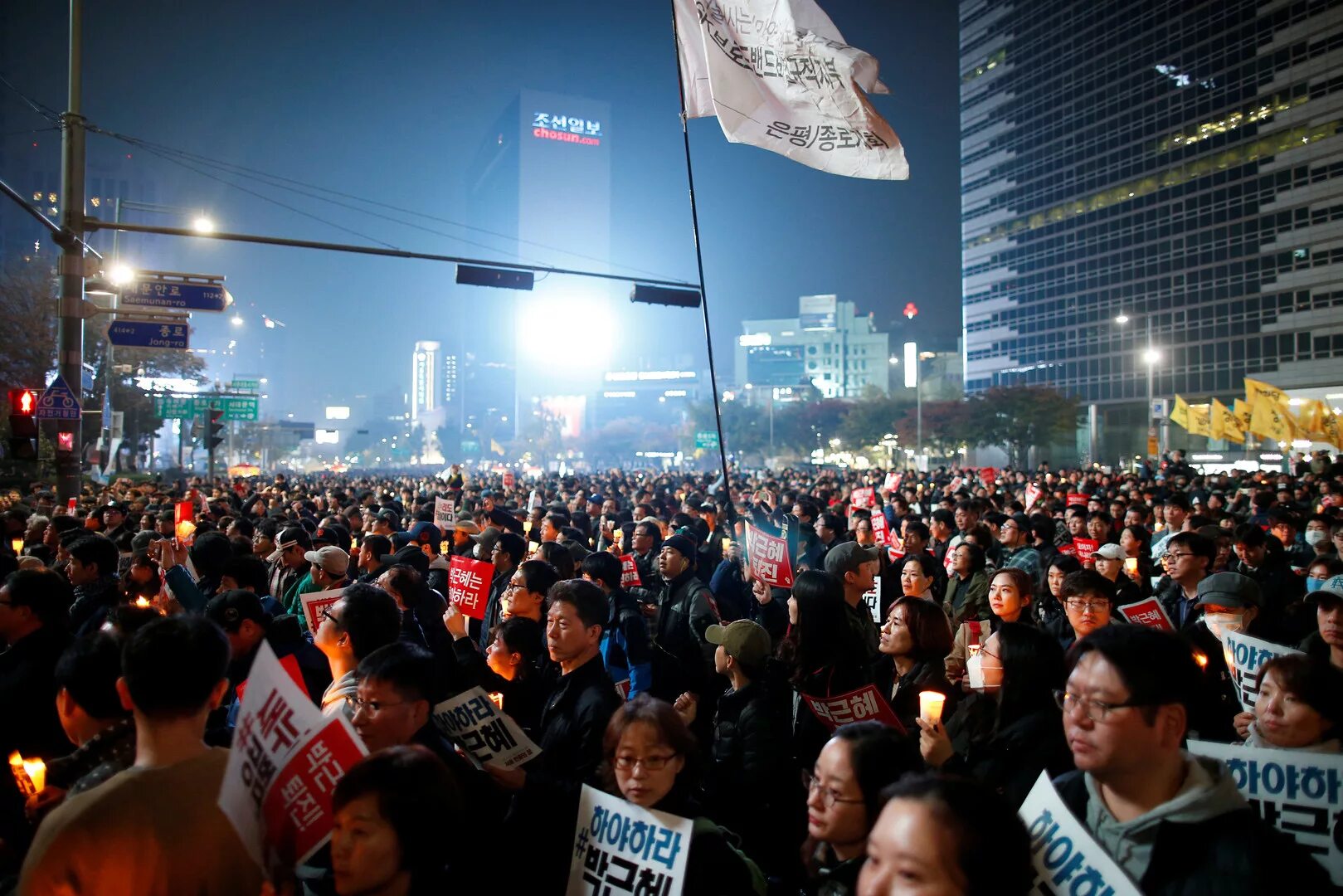 Спящие в сеуле. Безработица в Южной Корее. Демонстрации в Корее. Митинги в Южной Корее. Самый крупный митинг Корее.