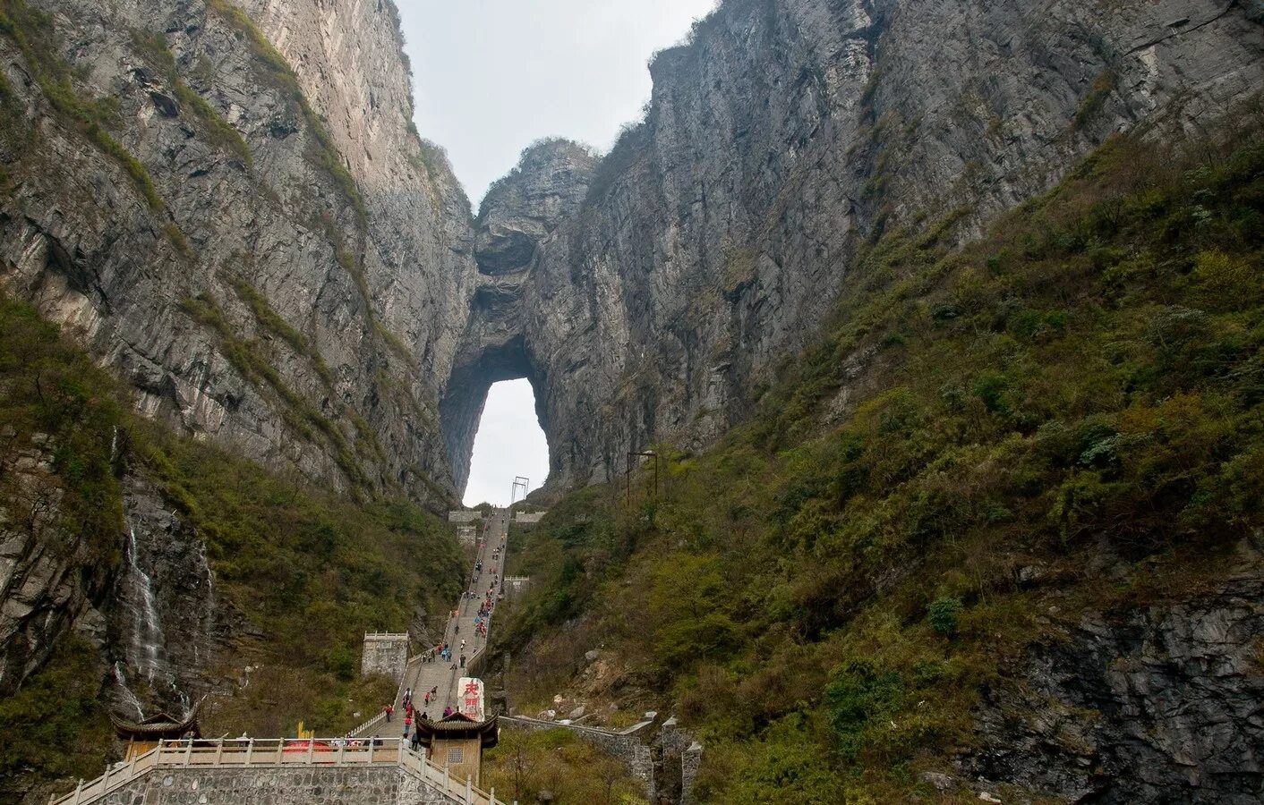 Небесная арка. Небесные врата (Тяньменьшан). Небесные врата Китай. Китай гора небесные ворота.