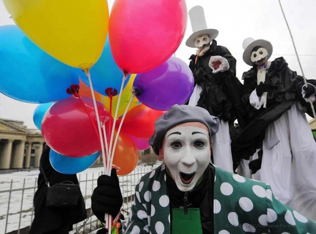 Что отмечают 1 апреля. 1 Апреля празднование. Клоуны во Франции. Первое апреля праздник. Интересные праздники.