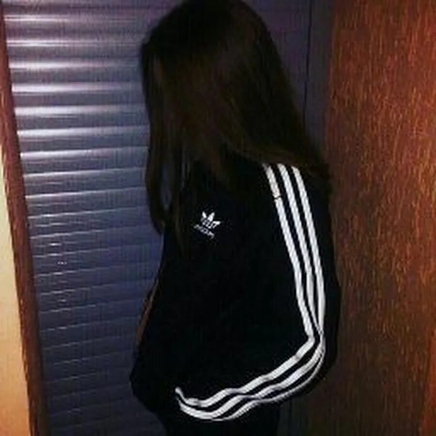 топовые авы без лиц. топовые авы без лиц. девушка с коричневыми волосами в толстовке. топовые девушки. красивые девочки без лица.