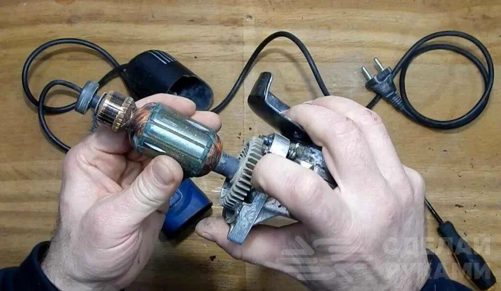 Щётки для ушм интерскол 125/900. Щетки для ушм metabo 125. Замена щеток ушм. Щетки для ушм хитачи 125. Разбор болгарки интерскол.