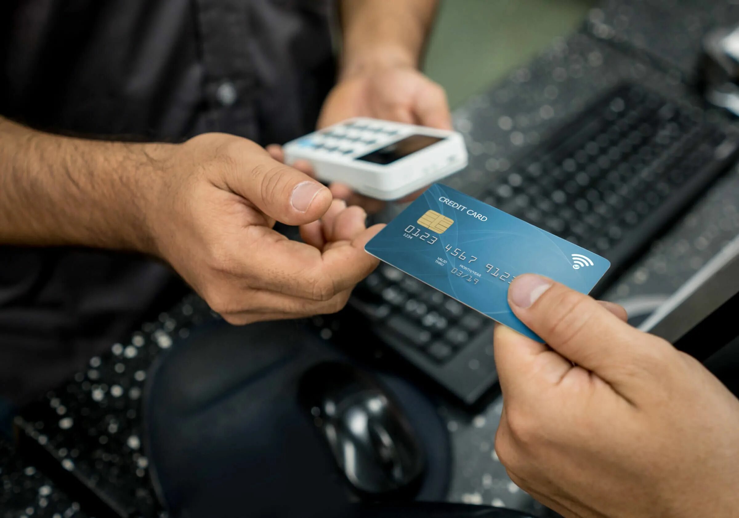 Техника кредитной картой. Кредитная карта. Кредитная карта в руке. Банковские карты payment. Банковская карта Эстетика.