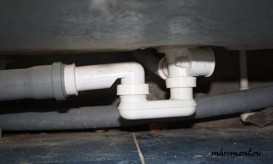 Протек сифон под ванной. Потек сифон под ванной. Сборка сифон сантехнический а1000. Сборка сифона для ванны roca. Подтекает сифон под ванной.