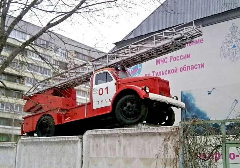 Памятник пожарному автомобилю. Памятник пожарной машине. Постамент пожарная машина. Пожарная машина Тула. Пожарная часть Тула.