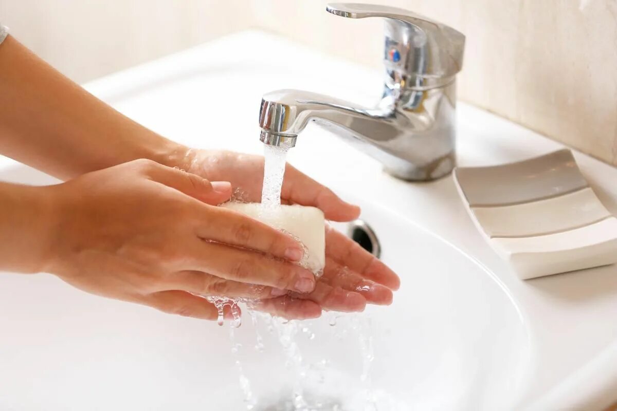 Окр моет руки. Мытье рук. Мытье рук с мылом. Мыло для рук. Моем руки с мылом.