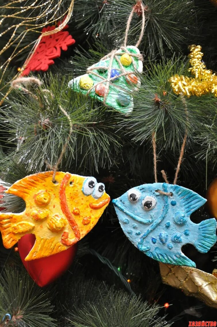 Игрушки из соленого теста. Елка с игрушками. Украшения на елку из соленого теста. Елочная игрушка своими руками. Игрушка на елку непромокаемая.